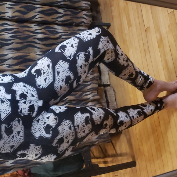 Funky Loud Leopard/Jaguar Pattern leggings by H&M - Picture 3 of 11
